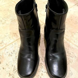 Naturalizer black ankle boot with chunky heel.